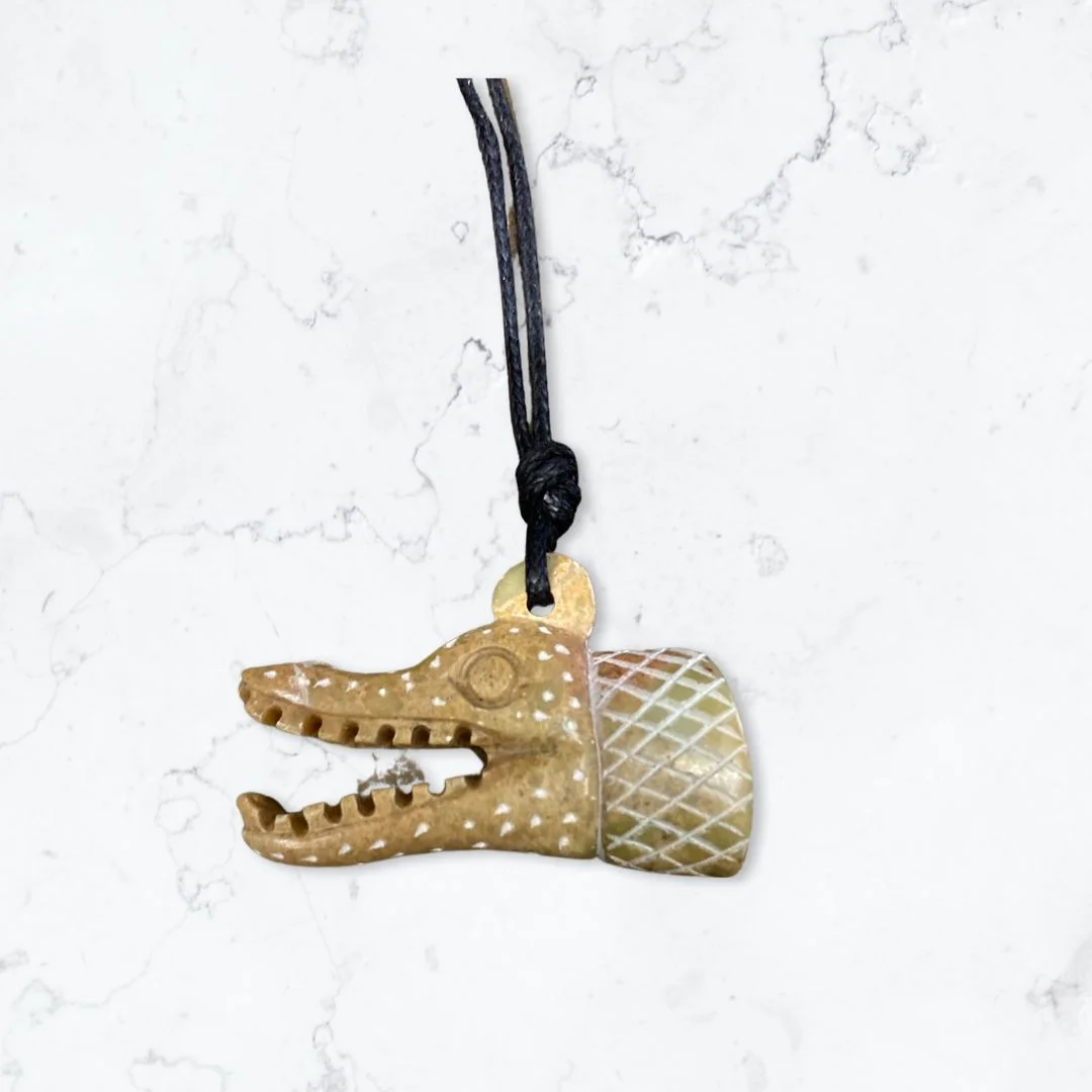 Bijoux : Tête d’Alligator sculptée, en stéatite - Vins Rouges Harmonieux pour Chaque Occasion - {'count': 3, 'name': 'Gastronomie'}