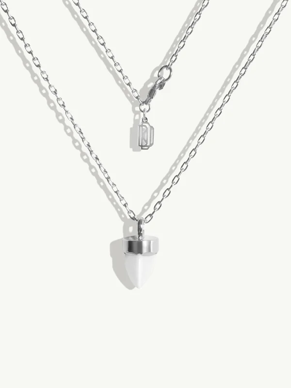 Levant Amulet Pendant Necklace With White Agate In 18K White Gold - Saldi Delicate Straordinari – Offerte Speciali Disponibili Adesso