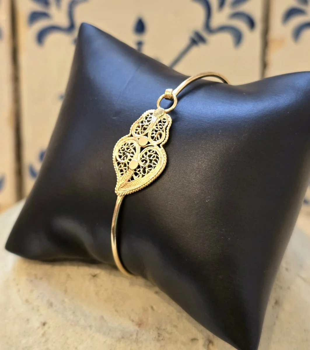 Bracelet Filigrane Portugais - Organisation de la maison avec des solutions de rangement ✨ ASTUCE RANGEMENT BIJOUX QUI VA TRANSFORMER TA COIFFEUSE ✨, J’ai détourné  ce porte-tasses de cuisine pour créer un joli porte-bijoux doré. Résultat :  une solution aussi pratique qu’esthétique 😍, ...