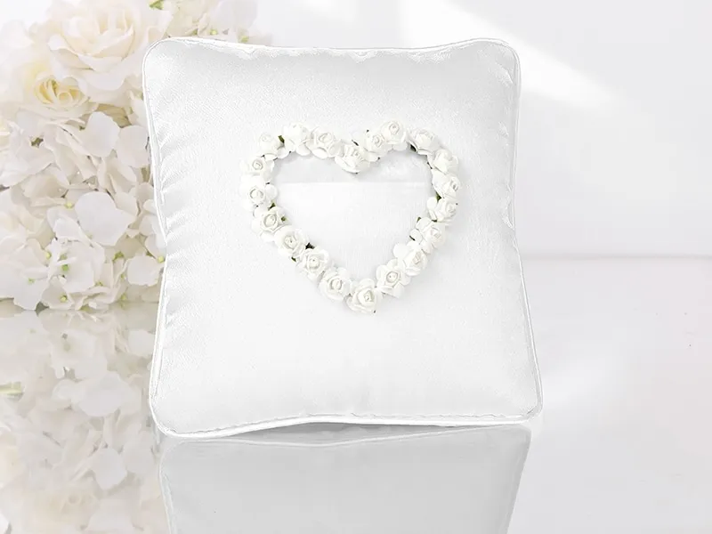 Coussin porte-alliances-Coeur-Roses blanches - ​Boulangerie-Pâtisserie tarte | Pain au Levain & Viennoiseries
