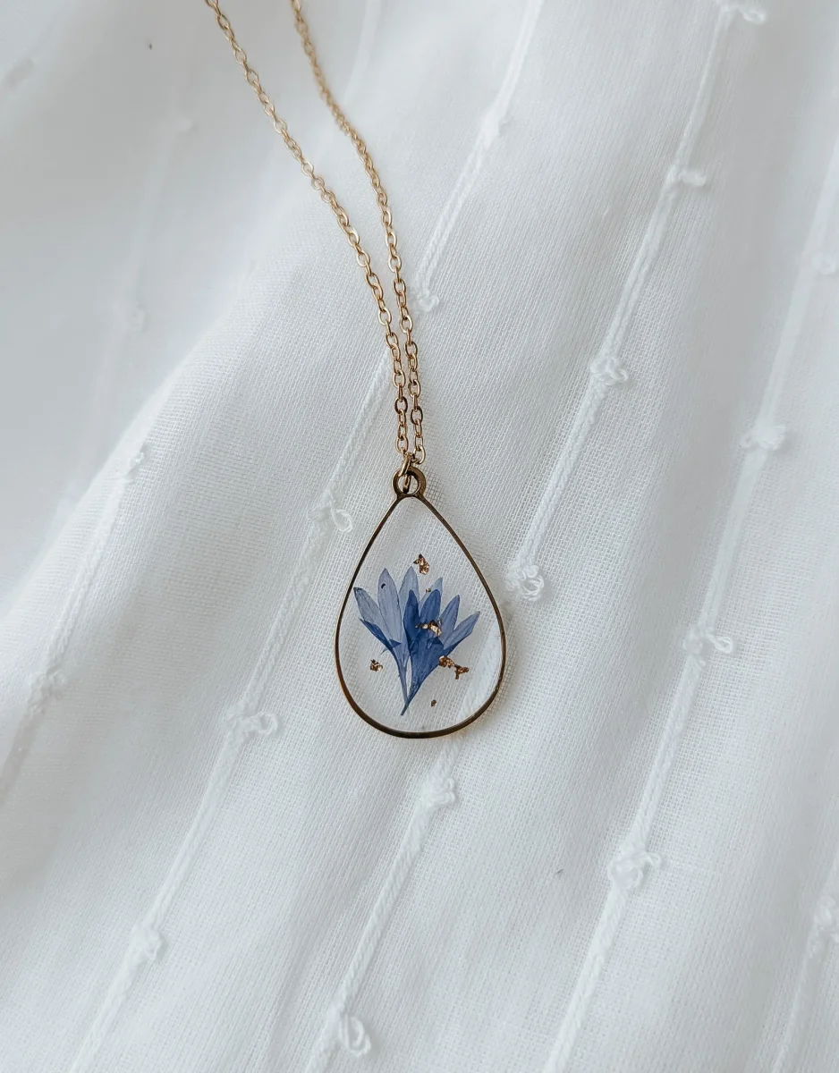 Collier de fleurs séchées - Goutte dorée avec fleur bleue - Petitefleur - Boutique Maman & Bébé – Produits Essentiels au Quotidien Collier en or à petites fleurs pastel en émail pour enfants, collier de  fleurs et de boucles d'oreilles pour enfants, collier de fille de fleur -  Etsy France