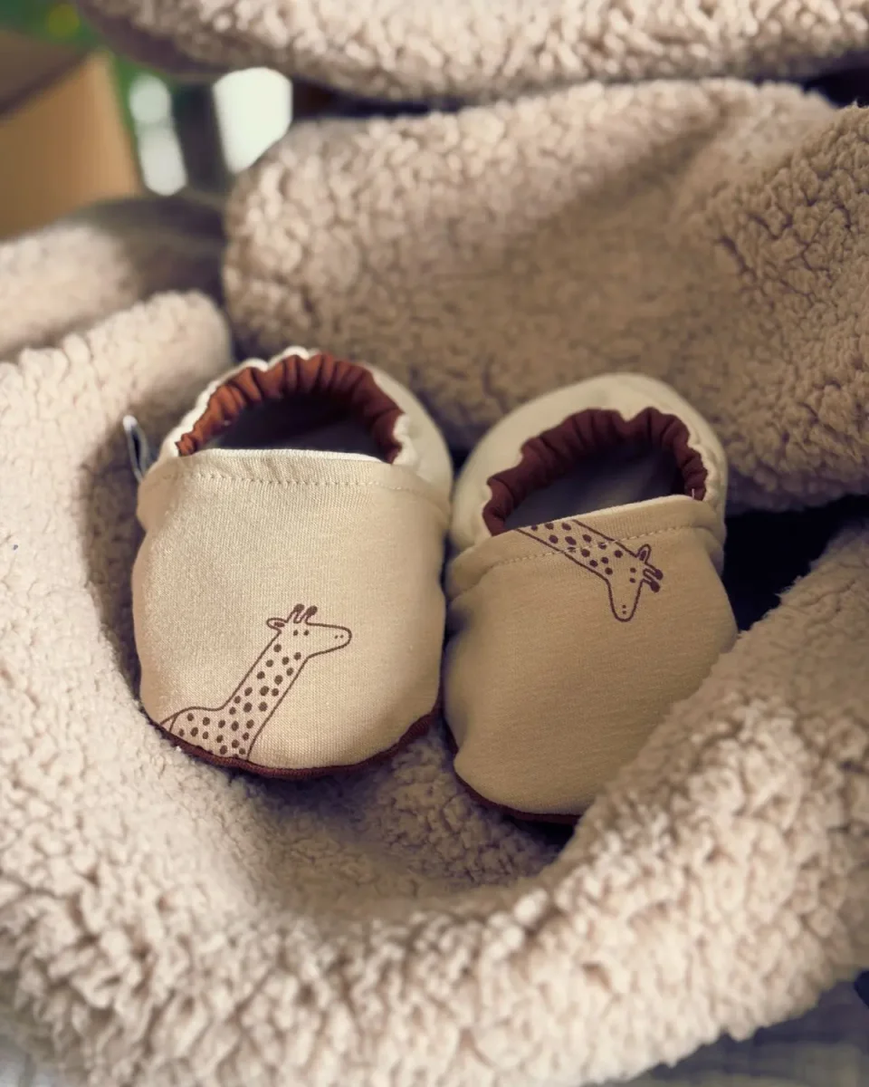 Chaussons bébé souples - Boutique Maman & Bébé – Produits Essentiels au Quotidien Chaussons baptême bébé fille dentelle ruban