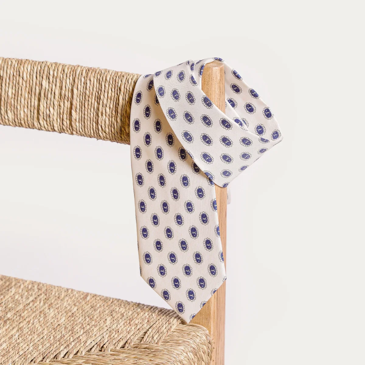 CRAVATE SOIE Médaillon blanc - E-shop mondial – Produits durables, modernes et accessibles partout Cravate vintage bordeaux et or à motifs cachemire / médaillons baroque -  Accessoires & Bagagerie