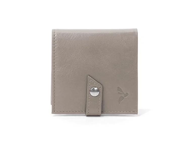Porte-monnaie carré à rabat en cuir taupe – 012 - Vins Rouges Harmonieux pour Chaque Occasion Porte-monnaie et cartes cuir vachette huilé 1252-165