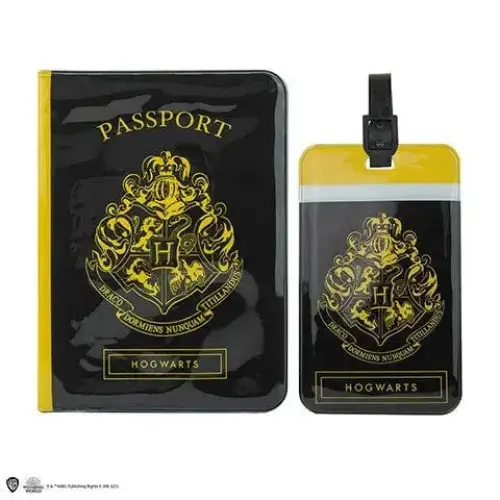 Couverture de Passeport et Porte-étiquette Poudlard - E-shop mondial – Produits durables, modernes et accessibles partout Couverture de Passeport + Porte-Étiquette Poudlard - Accessoire Magique  Harry Potter