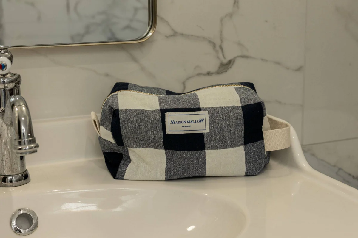 Trousse de Toilette à Carreaux Vichy Bleu Marine – Prototype - Vins Rouges Harmonieux pour Chaque Occasion Vanity trousse de toilette ancienne – Luckyfind