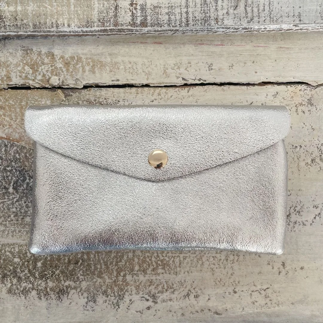 Portefeuille en cuir irisé argent - Boutique Maman & Bébé – Produits Essentiels Sedna au Quotidien