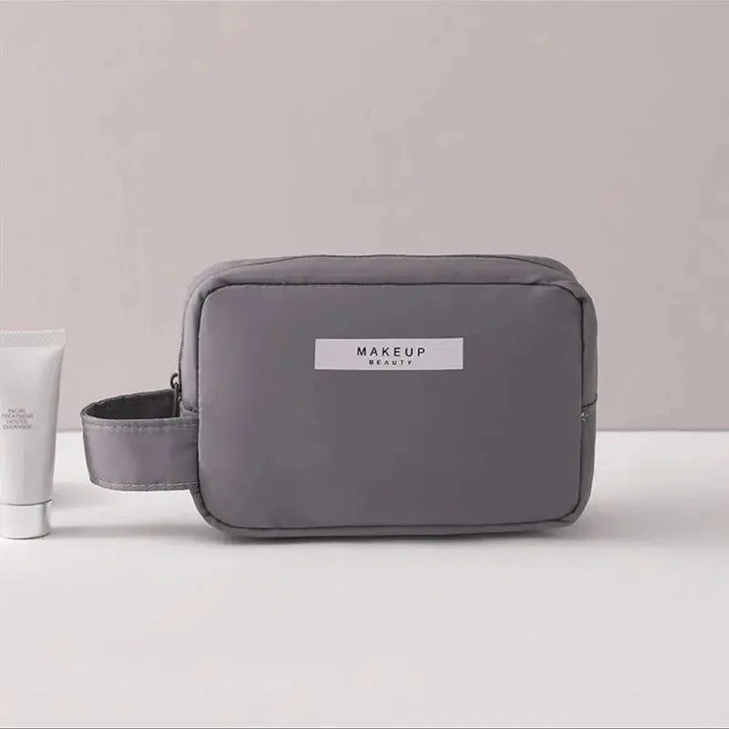 Trousse de Toilette Grise Tendance Femme - Univers maison et accessoires utiles pour une vie simplifiée - soin bébé trousse toilette tendance maison vie