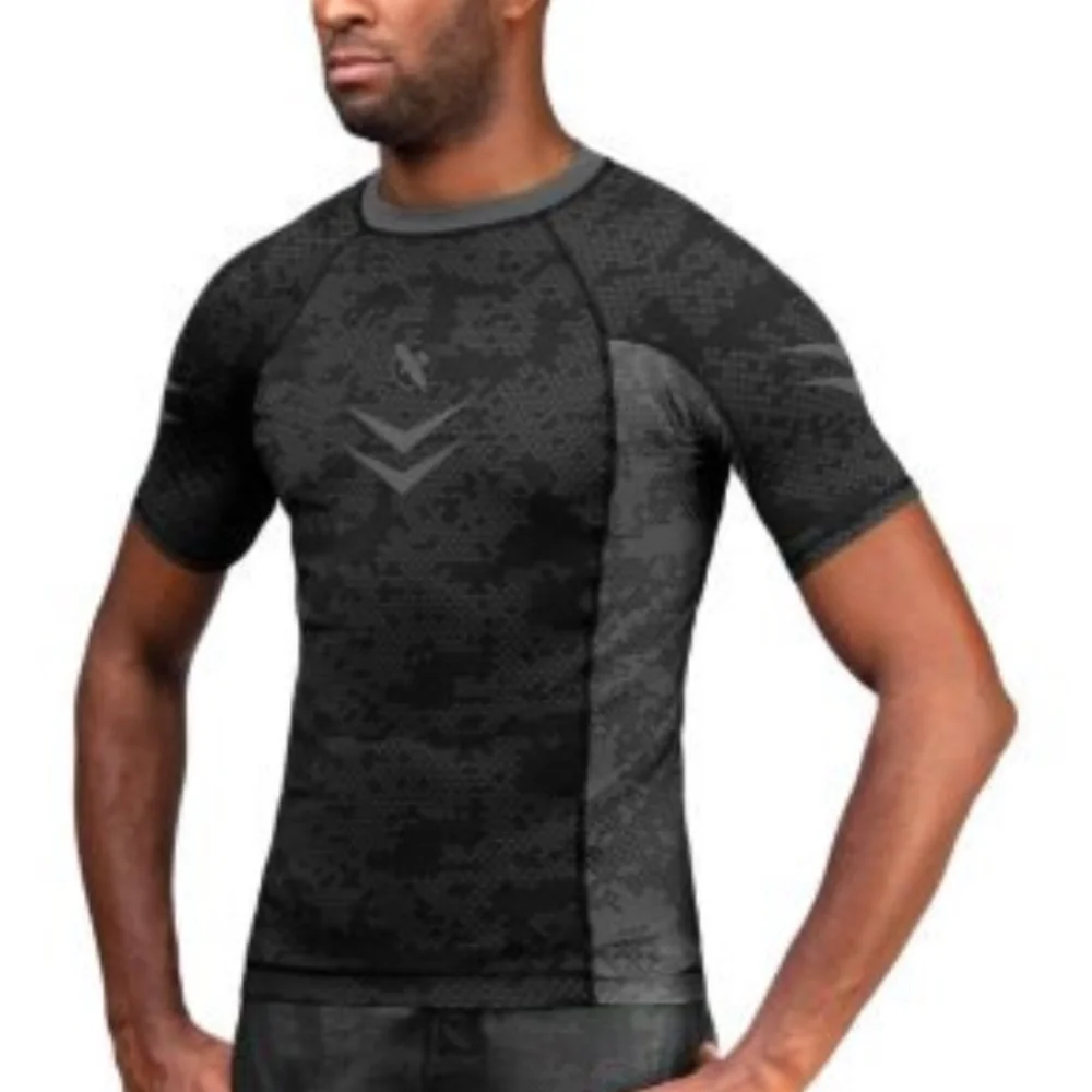 Hayabusa Arrow Ranked Short Sleeve Rashguard Manche Courte Black Grey - Matériel sport pas cher – Meilleur rapport qualité-prix Meilleur rashguard JJB en 2026 : 9 modèles qu'on recommande