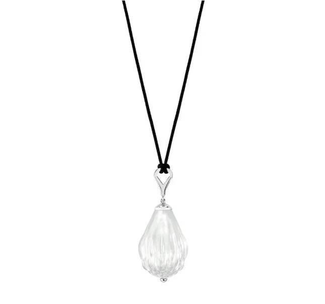 Pendentif flora bella lalique - Vins Rouges Harmonieux pour Chaque Occasion Pendentif gravé pour cendres | Wanapix