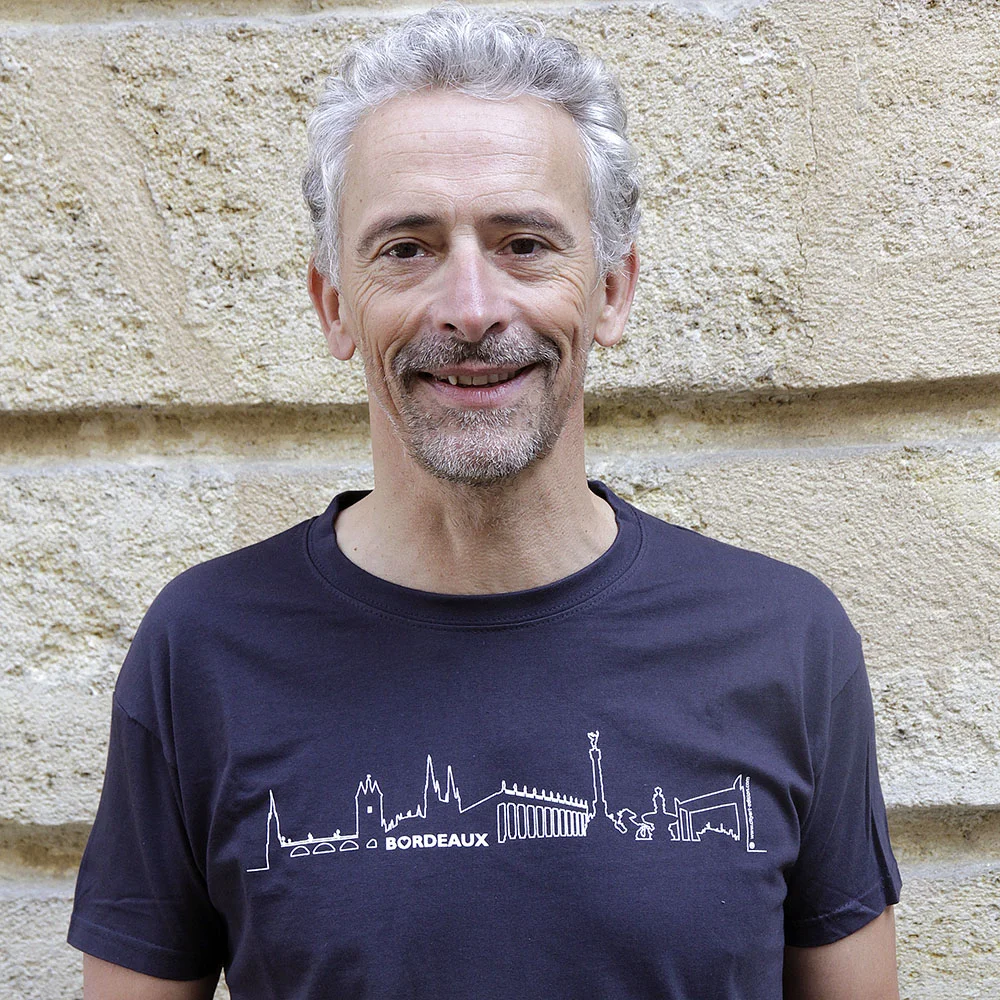 T-shirt homme bleu marine BORDEAUX Saints Skyline© - Vins Rouges Harmonieux pour Chaque Occasion