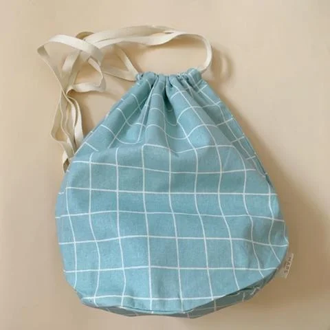 HAPS Nordic - Sac Multi - Motif Carreaux - Grand Ciel||HAPS Nordic - Sac Multi - Check Pattern - Large Blue Sky - Boutique Bébé en Ligne : Soins, Jouets et Articles Maison Sac à langer personnalisé - Moulin Roty