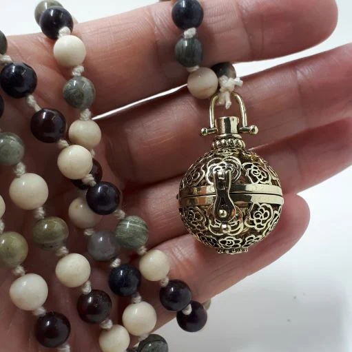 Pendentif diffuseur - Mala, pierres naturelles, fait main - Saldi Straordinari – Offerte Speciali Disponibili Adesso Pendentif "entre les mains" Quartz Rose boule pierre naturelle (Chaine non  comprise !) - BIJOUX/Pendentifs - Pierres du monde Vosges