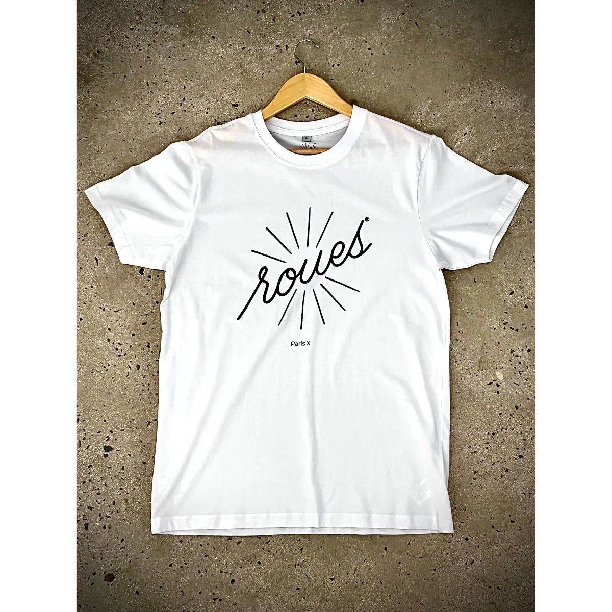 T-SHIRT BLANC - LOGO "ROUES" NOIR - Des Produits Outdoor Pensés pour Vos Aventures au Quotidien - Vêtements