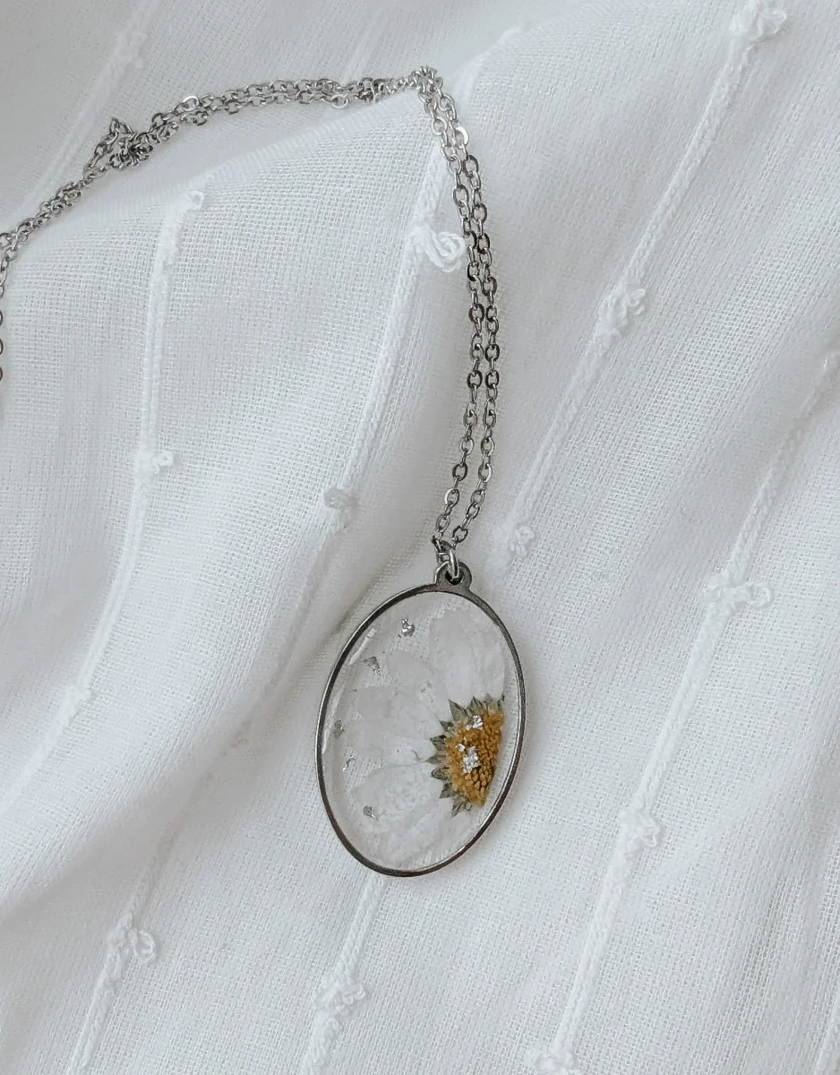 Collier de fleurs séchées - Ovale argenté avec marguerite et feuille argent - Petitefleur - Boutique Maman & Bébé – Produits Essentiels au Quotidien - {'count': 1, 'name': 'amoureux'}