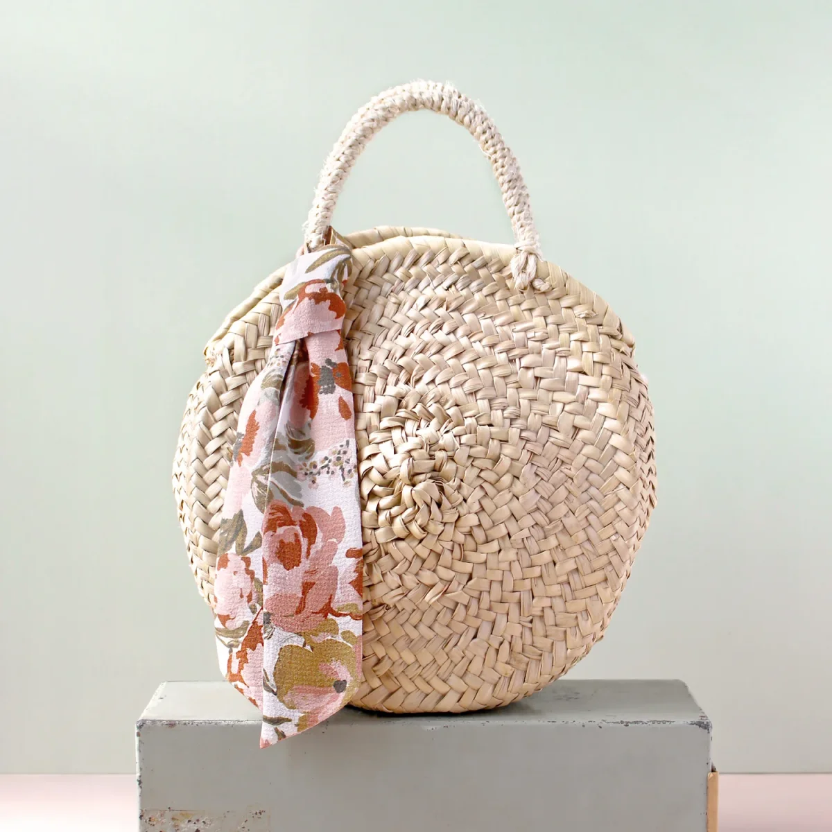 Petit Sac à Main Rond en Palme La Maison Naïve - Organisation de la maison avec des solutions de rangement 9 idées rangement et désencombrement pour se sentir bien à la maison |  Leroy Merlin