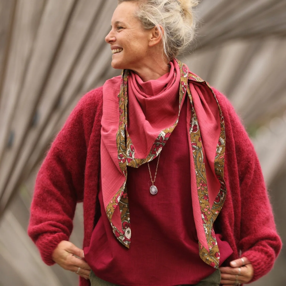 Le foulard Calista Grenat/Ila - Vins Rouges Harmonieux pour Chaque Occasion - Robe