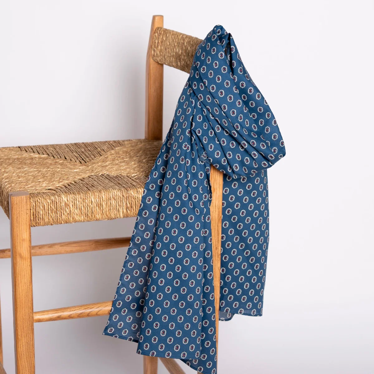 FOULARD MANADE MEDAILLON - E-shop mondial – Produits durables, modernes et accessibles partout Foulard orange femme en soie | Élégance vibrante et style raffiné – The  Foulard
